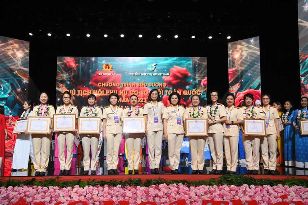 Biểu dương Chủ tịch Hội Phụ nữ cơ sở giỏi toàn quốc 2023 - “Những bông hoa tháng 10”